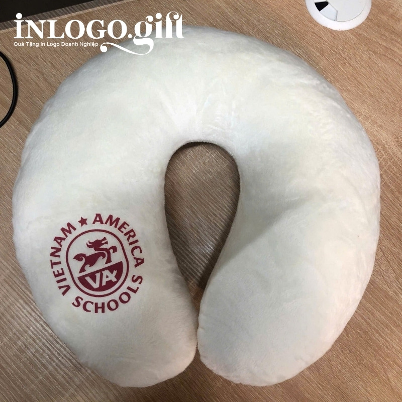 Gối chữ U thêu logo vải Velboa ruột bông màu trắng GCU-05