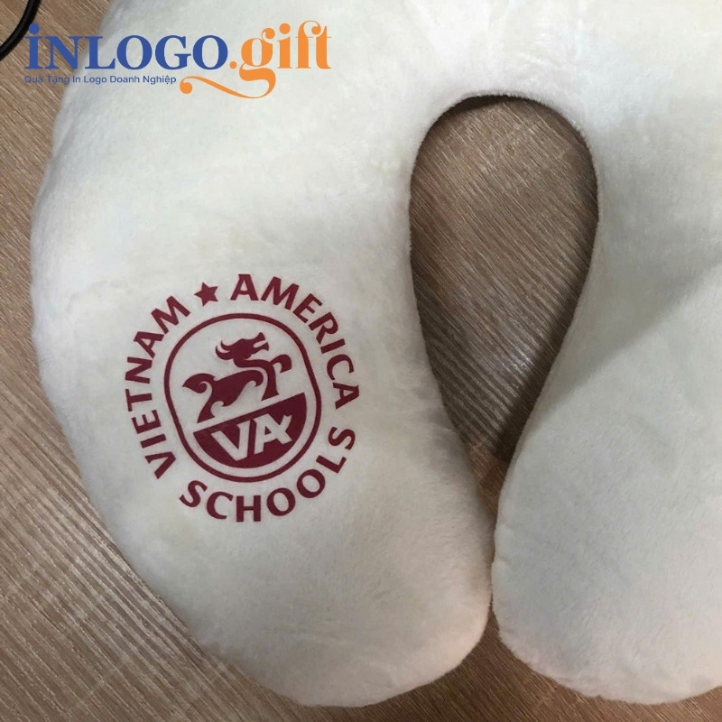 Gối chữ U thêu logo vải Velboa ruột bông màu trắng GCU-05