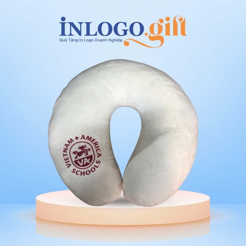 Gối chữ U thêu logo vải Velboa ruột bông màu trắng GCU-05