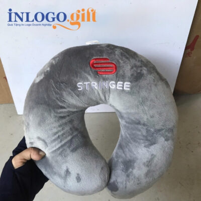 Gối chữ U thêu logo vải Velboa ruột bông màu xám