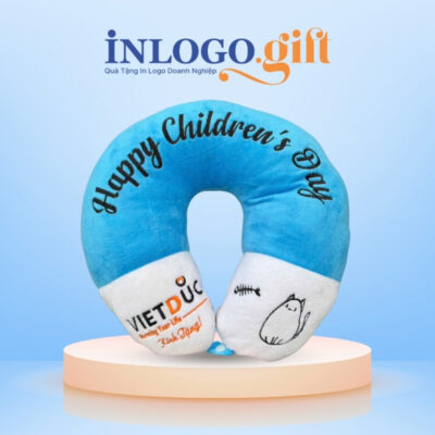 Gối chữ U thêu logo vải Velboa ruột bông màu xanh dương và trắng