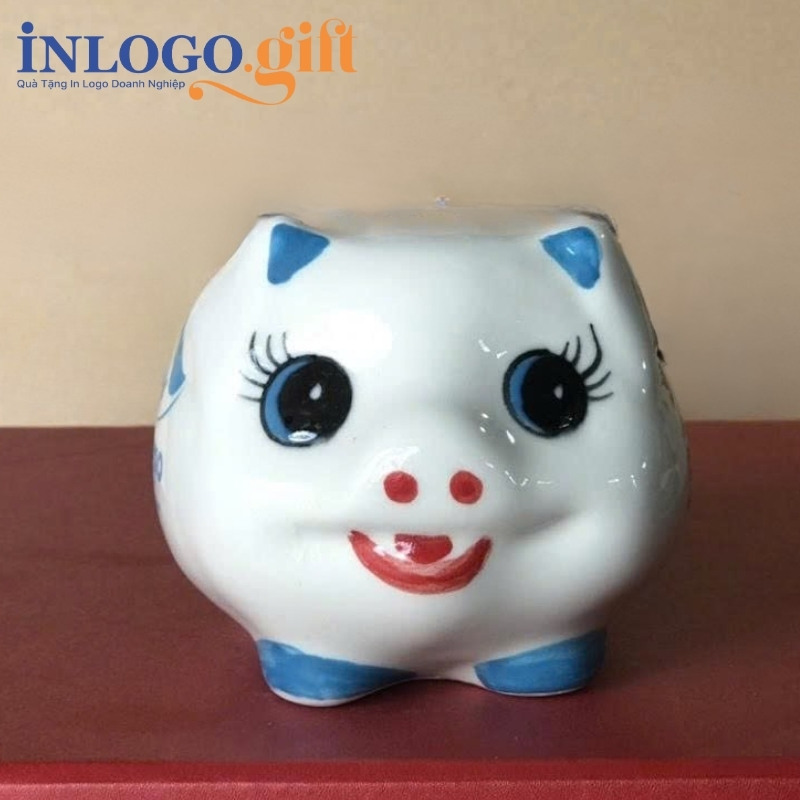 Heo đất in logo màu trắng tai xanh dương kích thước 13x14x14cm HĐ-08