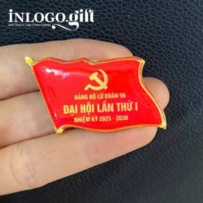 Huy hiệu in logo kim loại đổ keo màu đỏ