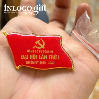 Huy hiệu in logo kim loại đổ keo màu đỏ