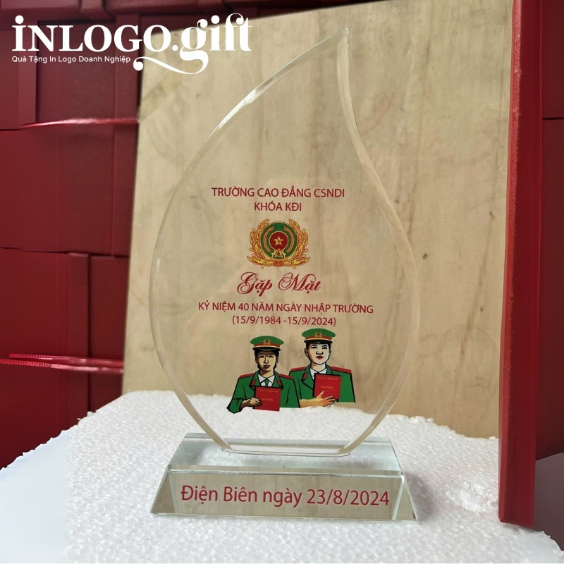Kỷ niệm chương in logo pha lê dáng chiếc lá KNC-02