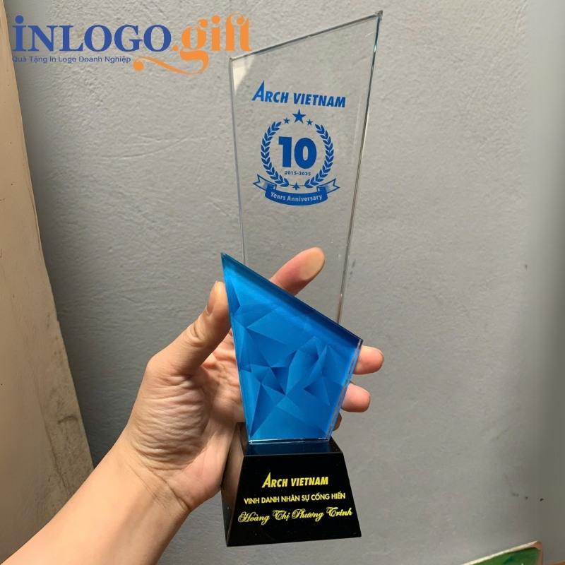 Kỷ niệm chương in logo pha lê dáng cúp KNC-03