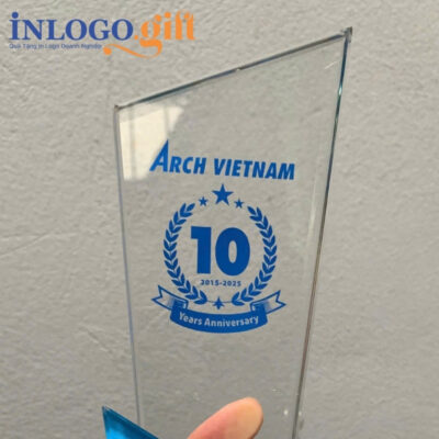Kỷ niệm chương in logo pha lê dáng cúp KNC-03