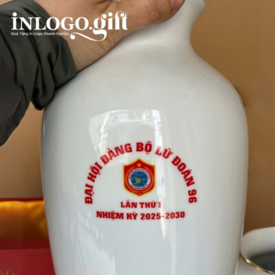 Lọ hoa In logo cổ rụt họa tiết hoa sen kẻ miệng vàng
