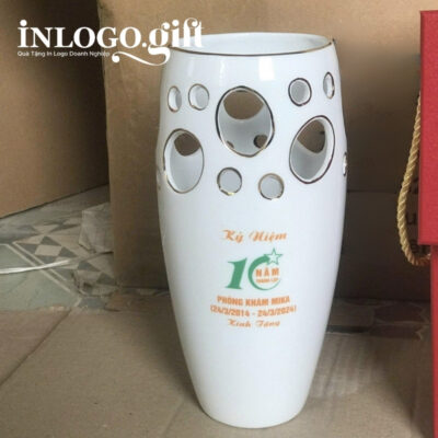 Lọ hoa in logo dáng bom lỗ màu trắng 24.5cm