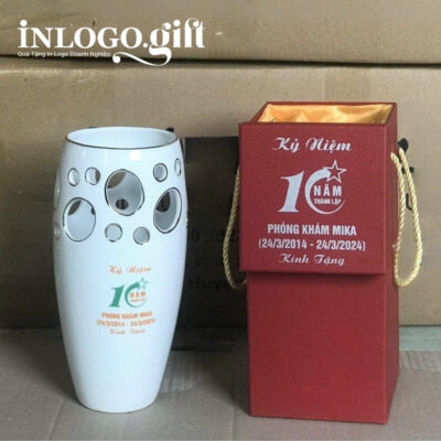 Lọ hoa in logo dáng bom lỗ màu trắng 24.5cm