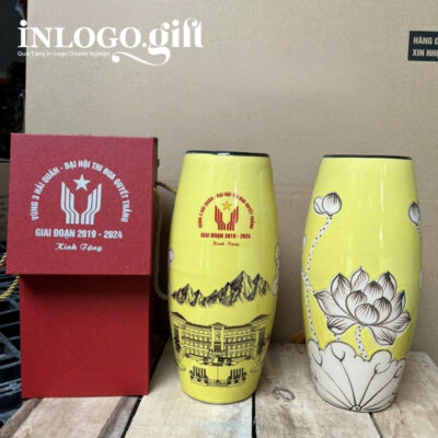 Lọ hoa in logo dáng bom màu vàng họa tiết hoa sen 31cm