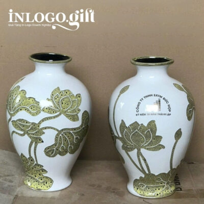 Lọ hoa in logo dáng đùi dế màu trắng họa tiết hoa sen gấm vàng 34cm