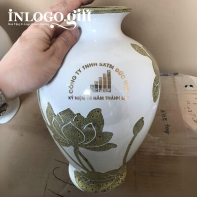 Lọ hoa in logo dáng đùi dế màu trắng họa tiết hoa sen gấm vàng 34cm