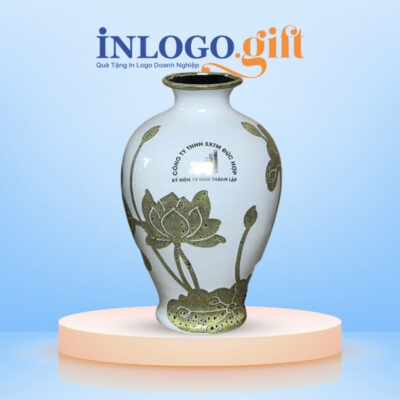 Lọ hoa in logo dáng đùi dế màu trắng họa tiết hoa sen gấm vàng 34cm