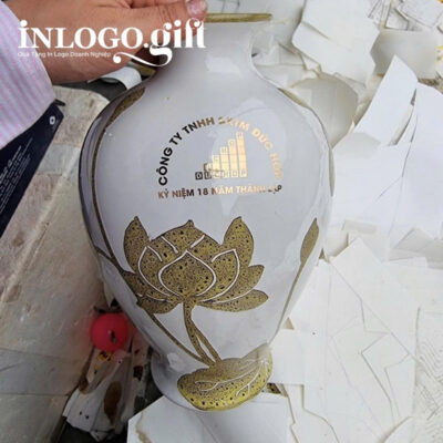 Lọ hoa in logo dáng đùi dế màu trắng họa tiết hoa sen gấm vàng 34cm