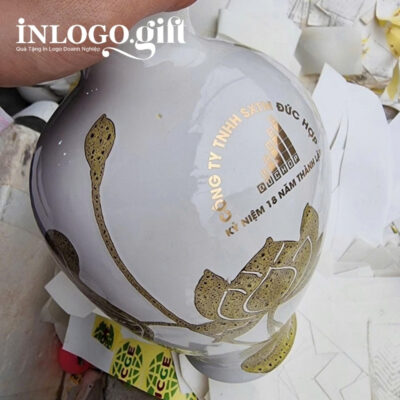 Lọ hoa in logo dáng đùi dế màu trắng họa tiết hoa sen gấm vàng 34cm