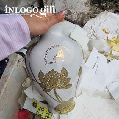 Lọ hoa in logo dáng đùi dế màu trắng họa tiết hoa sen gấm vàng 34cm