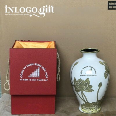 Lọ hoa in logo dáng đùi dế màu trắng họa tiết hoa sen gấm vàng 34cm