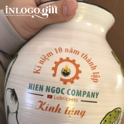 Lọ hoa in logo dáng vò men xước trắng họa tiết cây sen 24cm