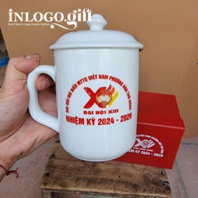 Ly sứ Bát Tràng in logo có nắp dáng trụ quai vuông 350ml