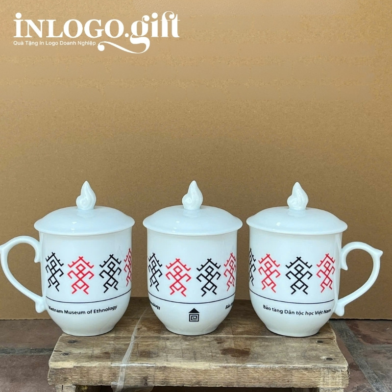 Ly sứ Bát Tràng in logo dáng ngọn lửa có nắp quai bán tim 400ml LS-08