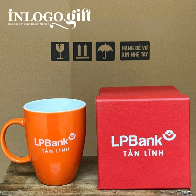 Ly sứ Bát Tràng in logo màu cam dáng thóp quai C 350ml