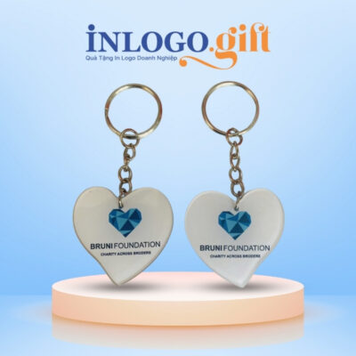 Móc khóa in logo đổ keo có viền hình trái tim màu trắng 3cmx5cm MK-01