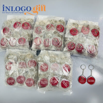 Móc khóa in logo đổ keo có viền hình tròn màu đỏ 4cmx4cm MK-03
