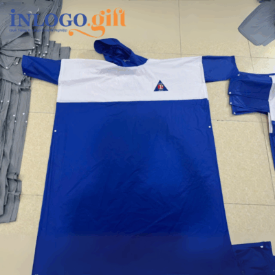 Áo mưa in logo cài cạnh có tay vải nhựa màu xanh dương 1mx1m53 AM-05