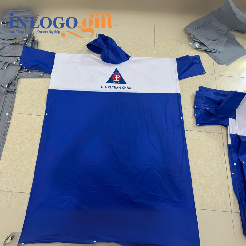 Áo mưa in logo cài cạnh có tay vải nhựa màu xanh dương 1mx1m53 AM-05