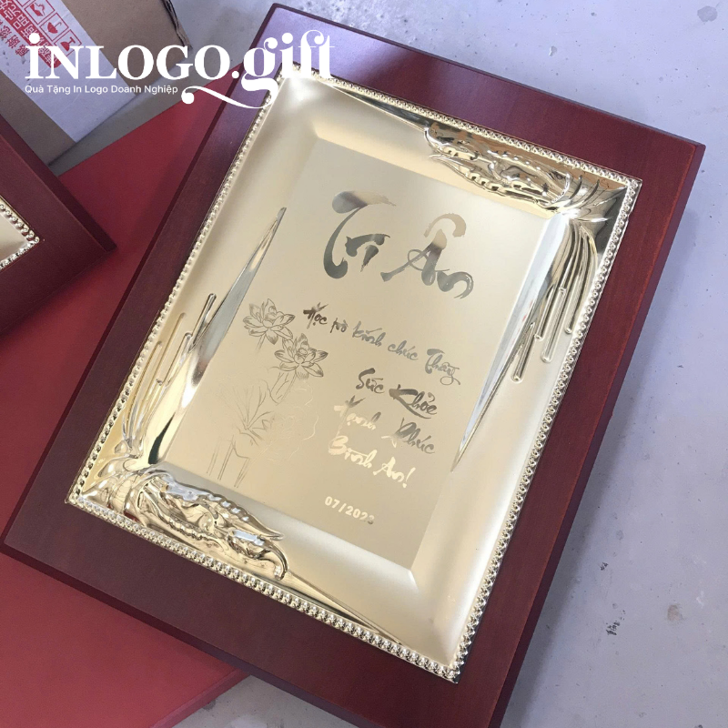 Bảng vinh danh in logo khung gỗ chữ Tri Ân 12x17cm BVD-01