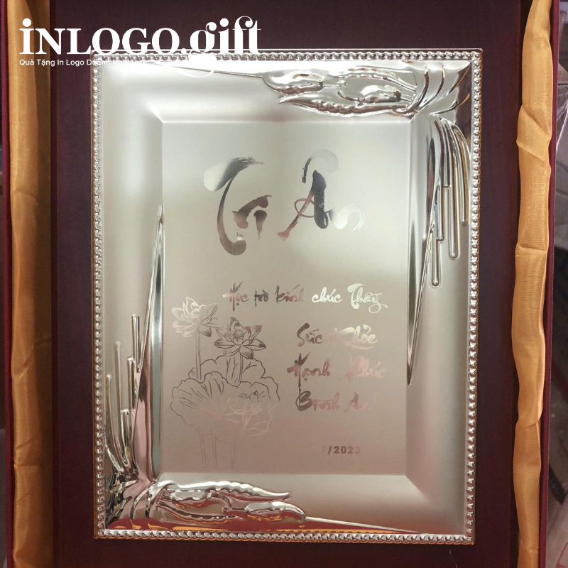 Bảng vinh danh in logo khung gỗ chữ Tri Ân 12x17cm BVD-01