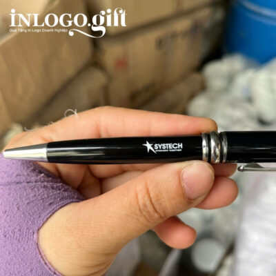 Bút ký in logo xoáy khoen cài màu bạc đen 14cm BK-05