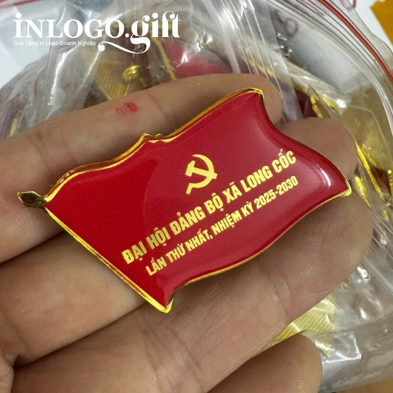 Huy hiệu in logo kim loại đổ keo màu đỏ HH-03