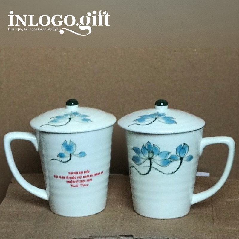 Ly sứ quà tặng Đại Hội in logo họa tiết hoa sen xanh 350ml LS-13