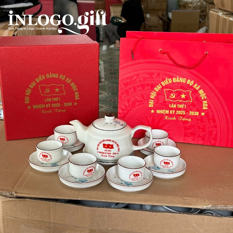 Bộ ấm chén quà tặng Đại hội in logo dáng vai vuông hoa mai xanh 500ml AC-31