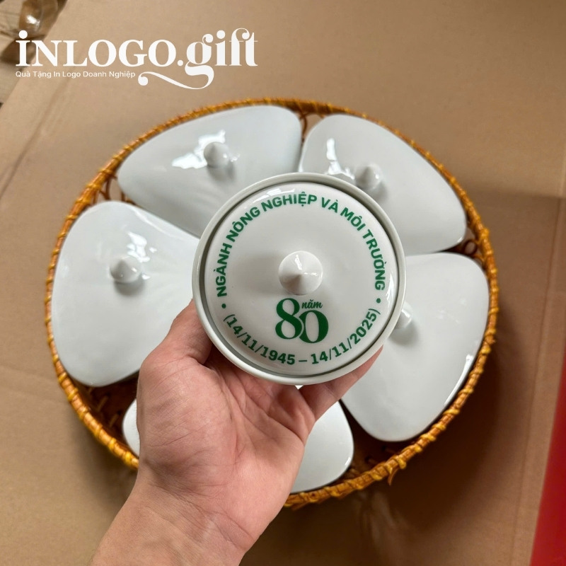 Logo thương hiệu được in nổi bật và sắc nét trên nắp hũ trung tâm