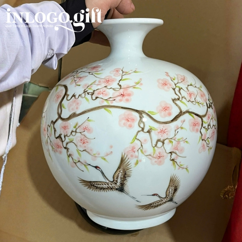 Họa tiết chim én và hoa đào được vẽ tay tỉ mỉ, mang ý nghĩa về mùa xuân và sự may mắn