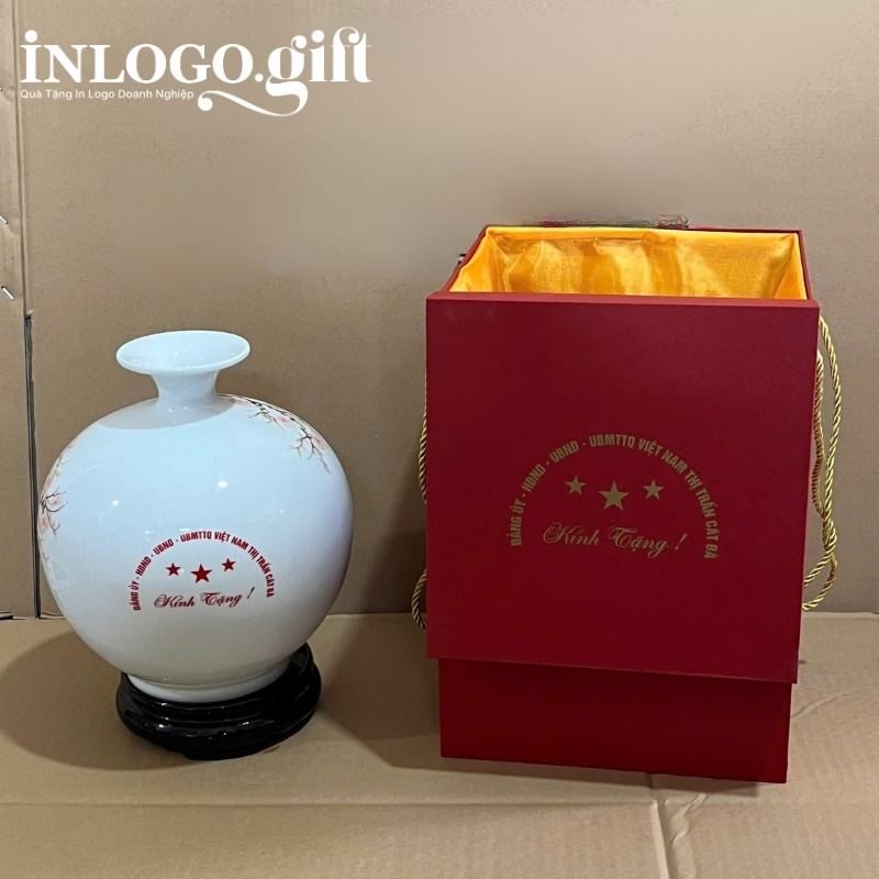 Bình hút lộc in logo có đế gỗ trưng bày và được đựng trong hộp xi lót lụa cao cấp