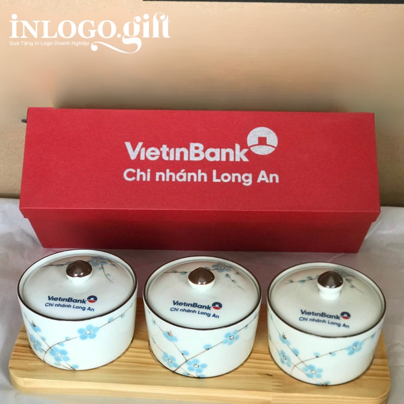 Thiết kế tinh tế và hài hòa của bộ 3 hũ mứt trên khay gỗ chuyên dụng.