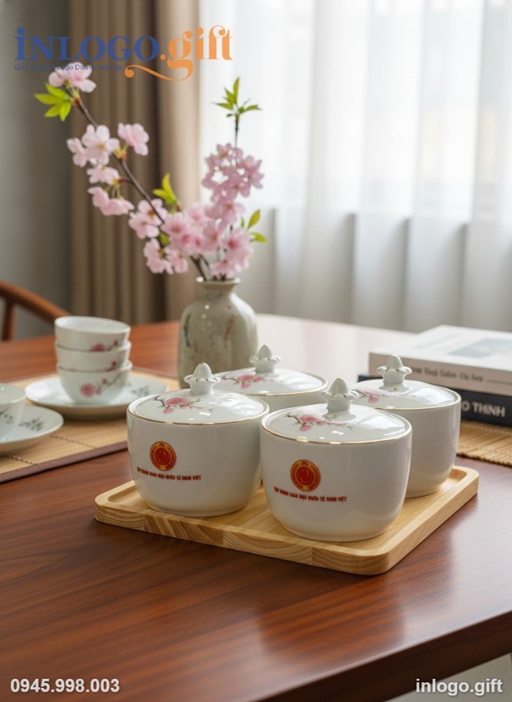 Cận cảnh hoạ tiết hoa đào trên bộ 4 hũ mứt