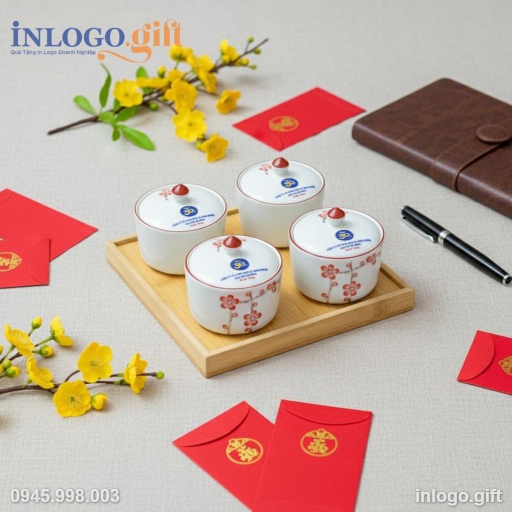 Hộp quà màu xanh mở ra để lộ lớp lót lụa vàng sang trọng bên trong.