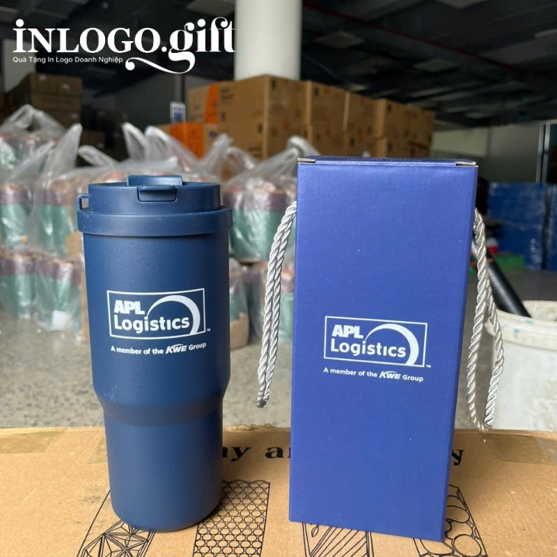 Ly giữ nhiệt và hộp giấy đều in logo doanh nghiệp đồng bộ tạo sự chuyên nghiệp