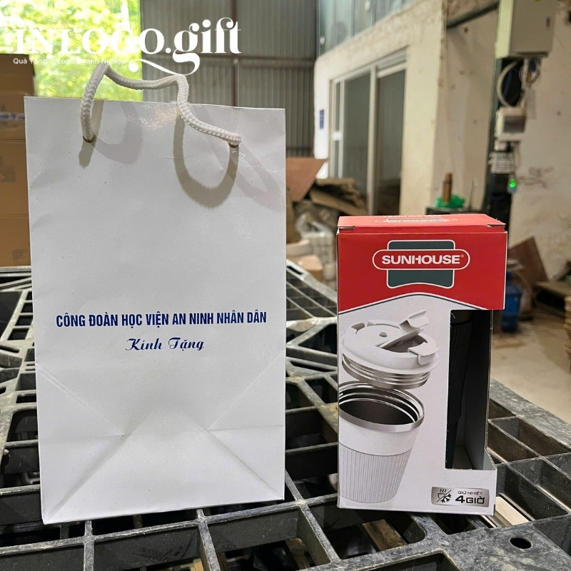 Ly giữ nhiệt Sunhouse có hộp đựng từ nhà sản xuất kèm túi giấy chỉn chu bên ngoài