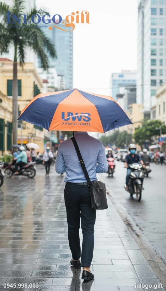 Nhân viên sử dụng ô dù in logo trong một ngày mưa, thể hiện sự tiện dụng và phong cách.