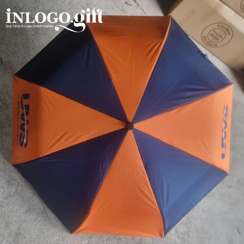 Mẫu ô dù thiết kế với tán ô xen kẽ màu cam và xanh dương ấn tượng