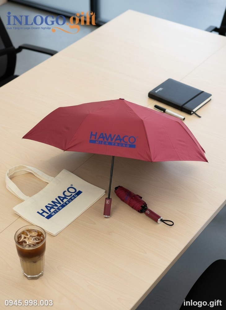 Logo thương hiệu được in sắc nét và nổi bật trên nền vải dù màu đỏ.