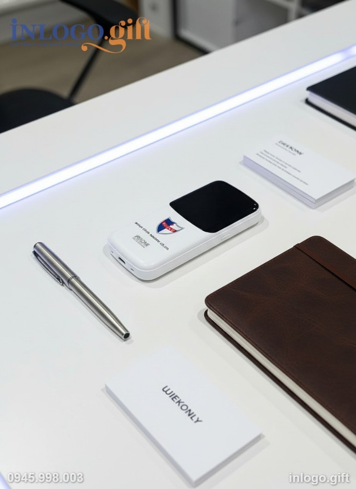 Sản phẩm sạc dự phòng WEKOME được đặt trong hộp quà sang trọng.