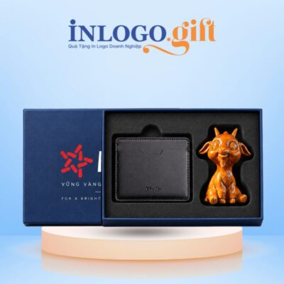 Bộ giftset quà tặng in logo 2 món gồm tượng dê gốm sứ và ví da đựng thẻ Trita BGS-65